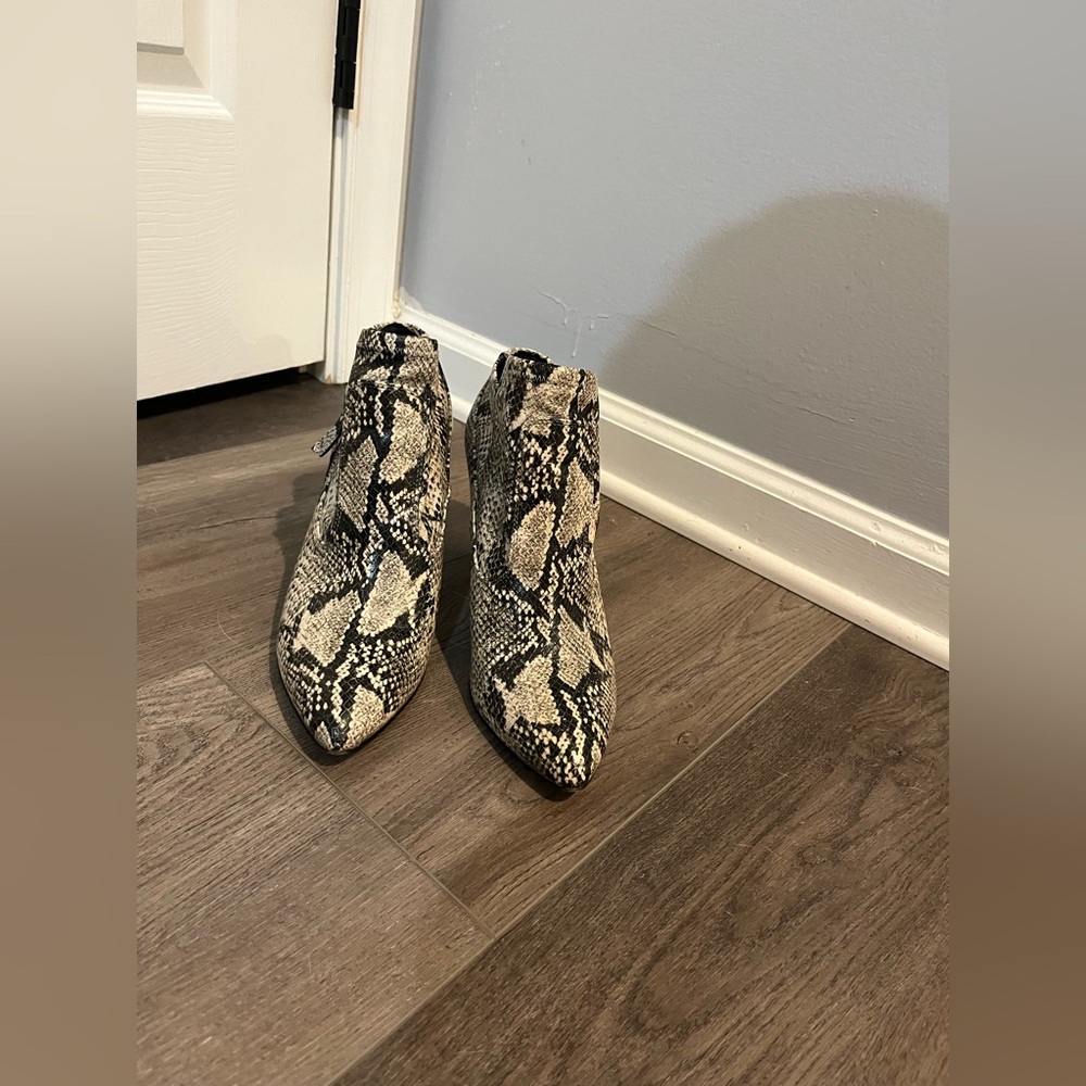 franco sarto reptile print heels great condition women’s size 9 us
